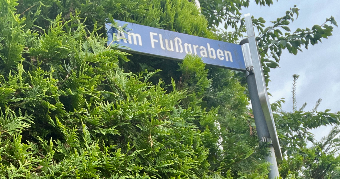 Straßenschild Am Flußgraben